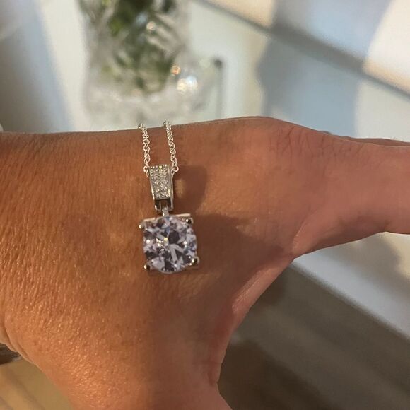 The Solitaire Stunner Pendant Necklace in 925 silver - Picture 5 of 8